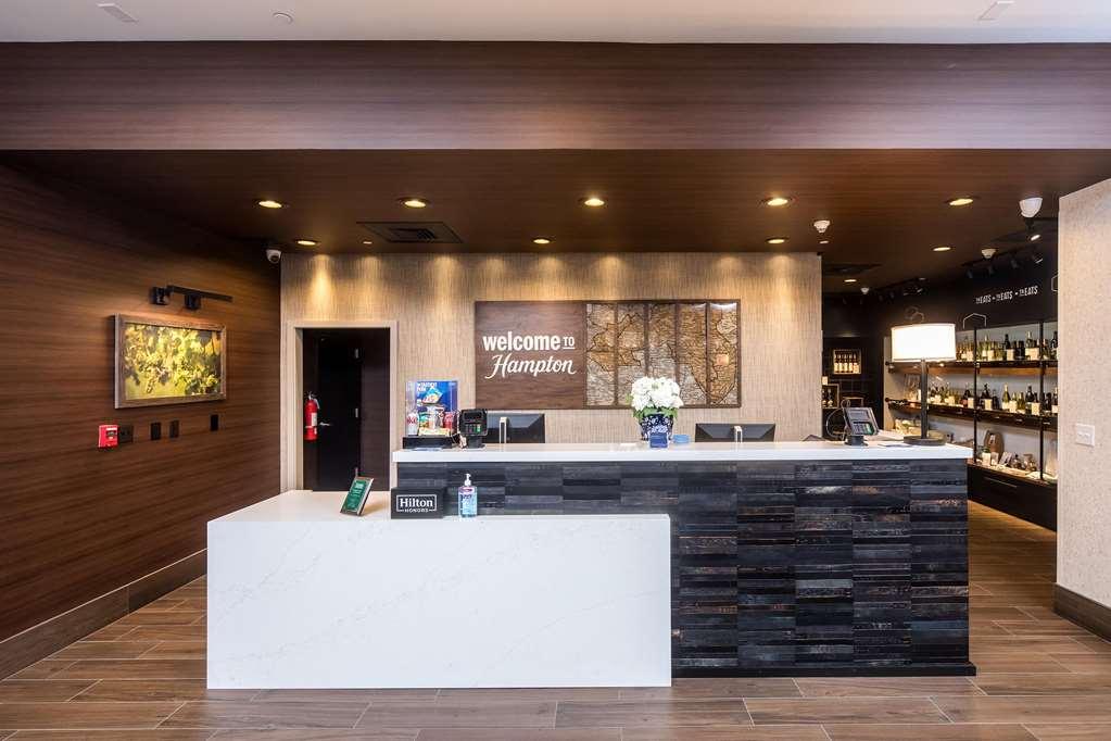 Hampton Inn & Suites Dobson Dalaman gambar